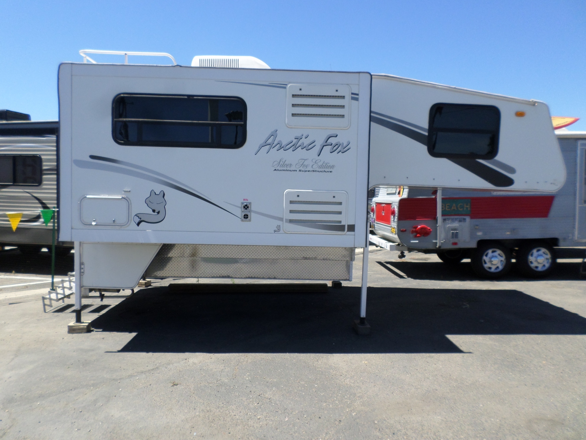 Arctic Fox 990 Silver Fox Edition Truck Camper 2005