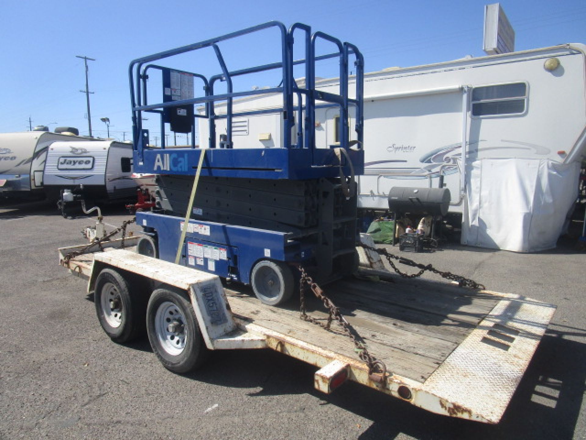 commercial-equipment-for-sale-2005-genie-scissor-lift-with-15ft-x-6ft