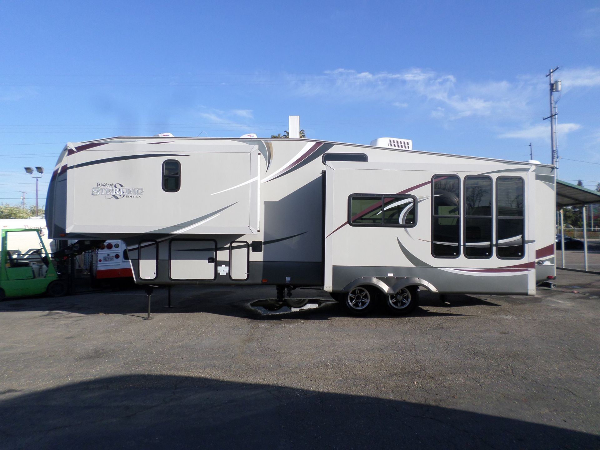 2012 Wildcat by Forest River 5th wheel Sterling 32RK