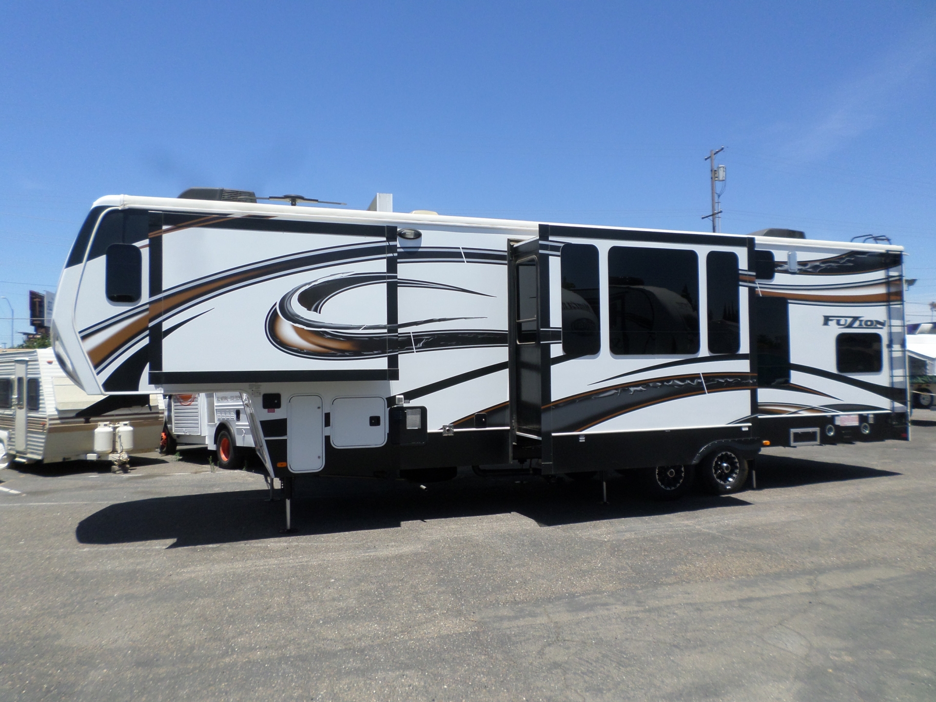 RV for sale 2014 Keystone Fuzion 331 5th Wheel Toy Hauler 38' in Lodi