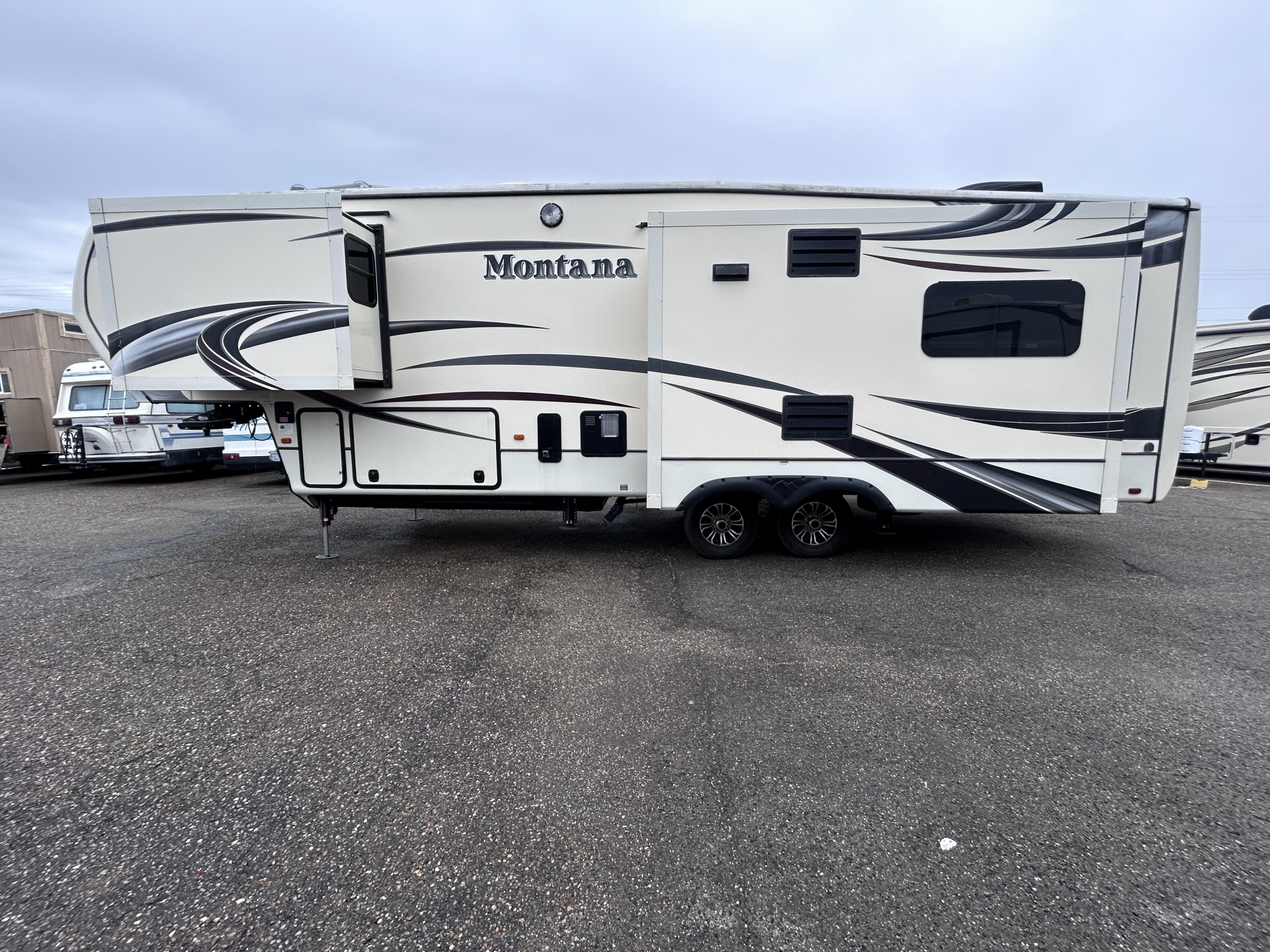 Montana 3100RL Fifth Wheel 2015