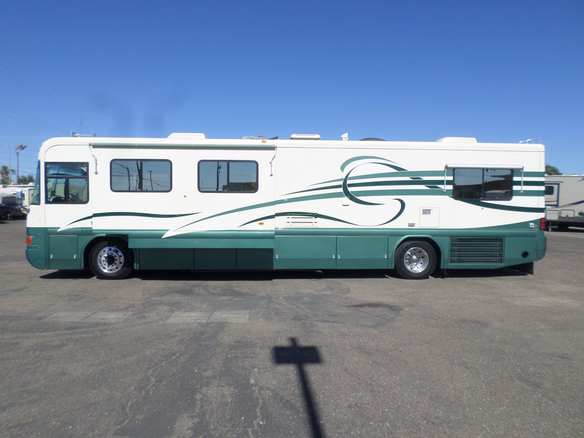 1998 Country Coach Intrigue Diesel Pusher Motor Home