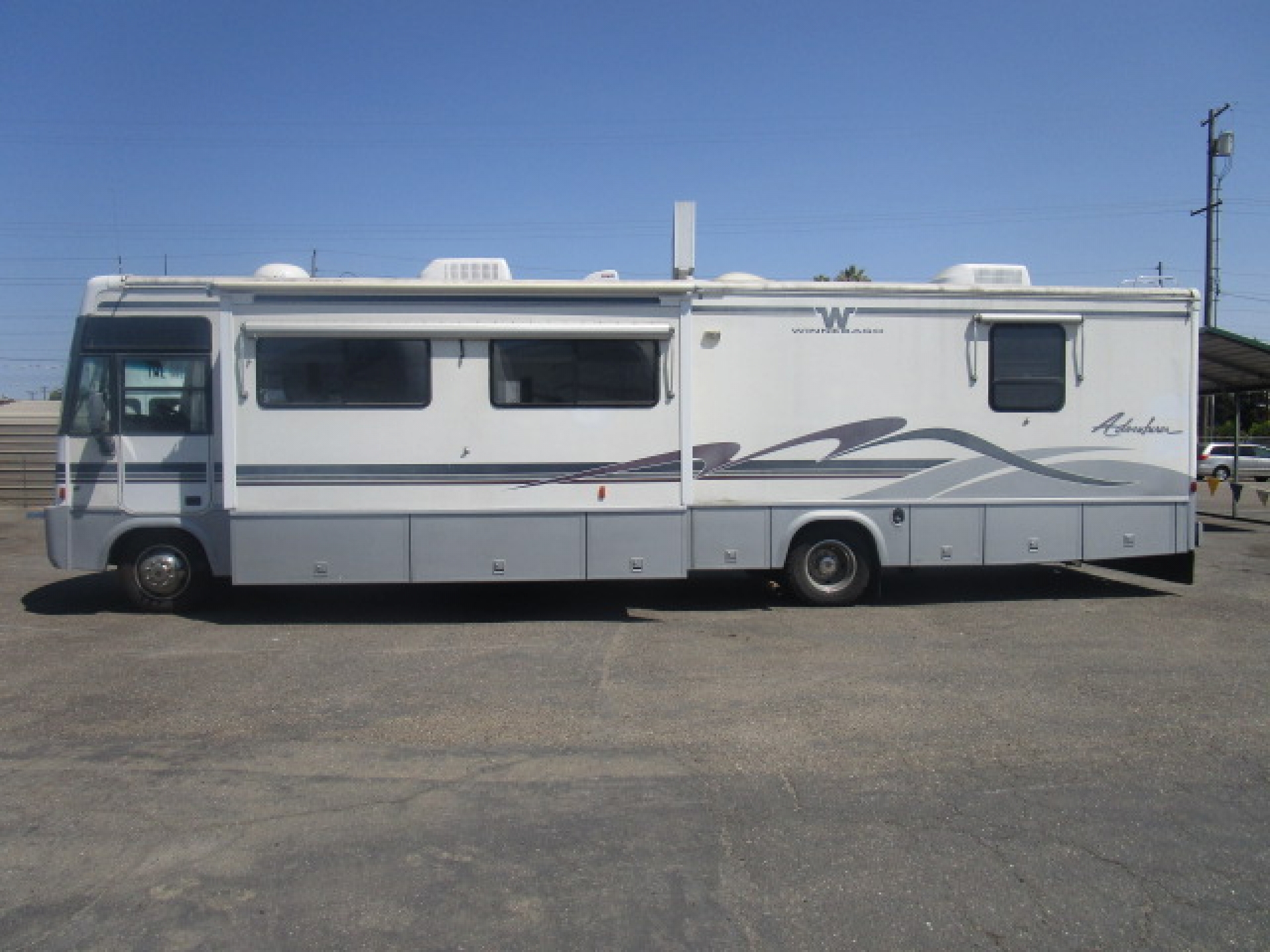 RV for sale 2001 Winnebago Adventurer Class A Motorhome 32' in Lodi
