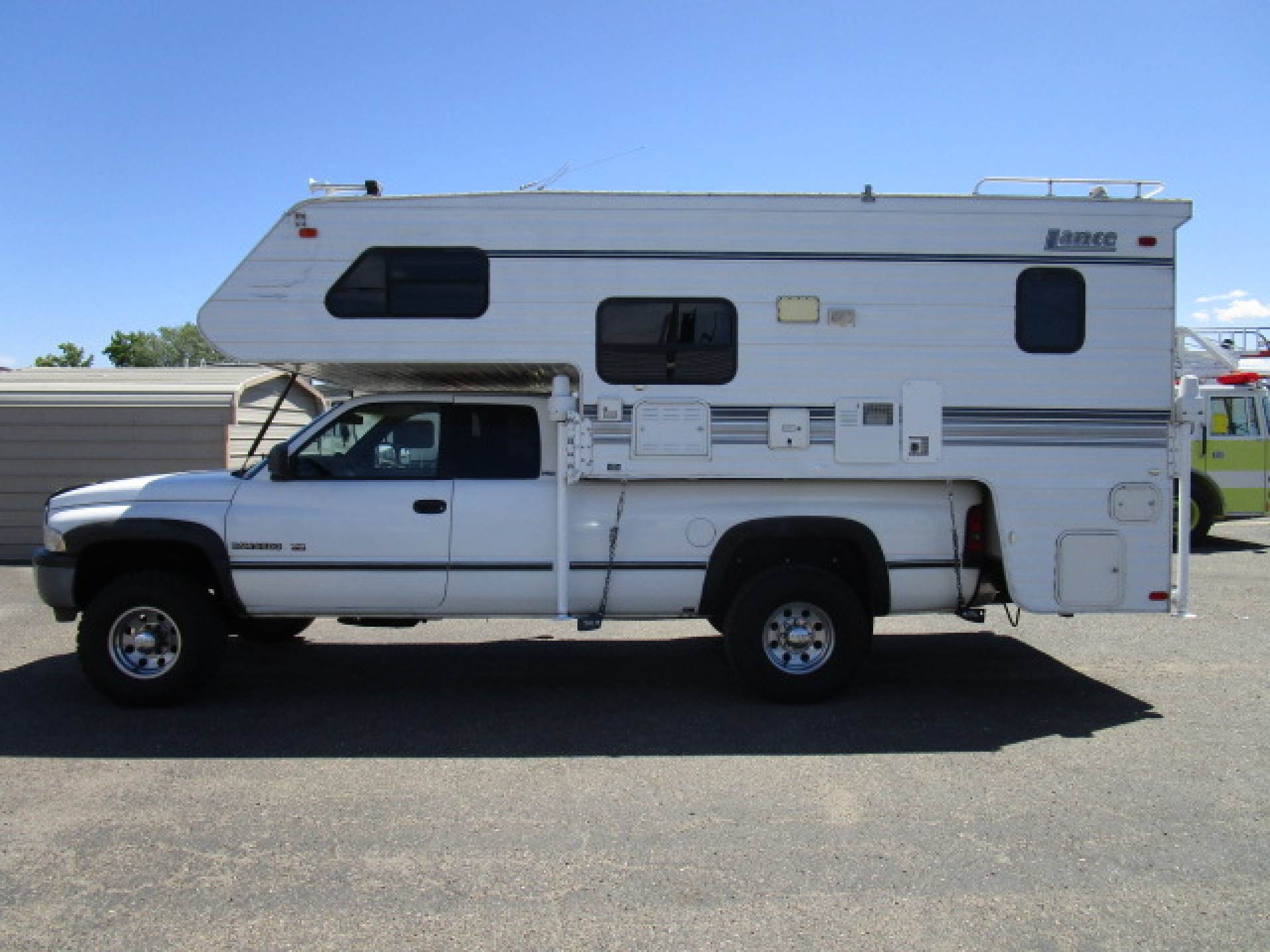 2000 Dodge 2500 4X4 Extended Cab Lance 1130 Camper Longbed
