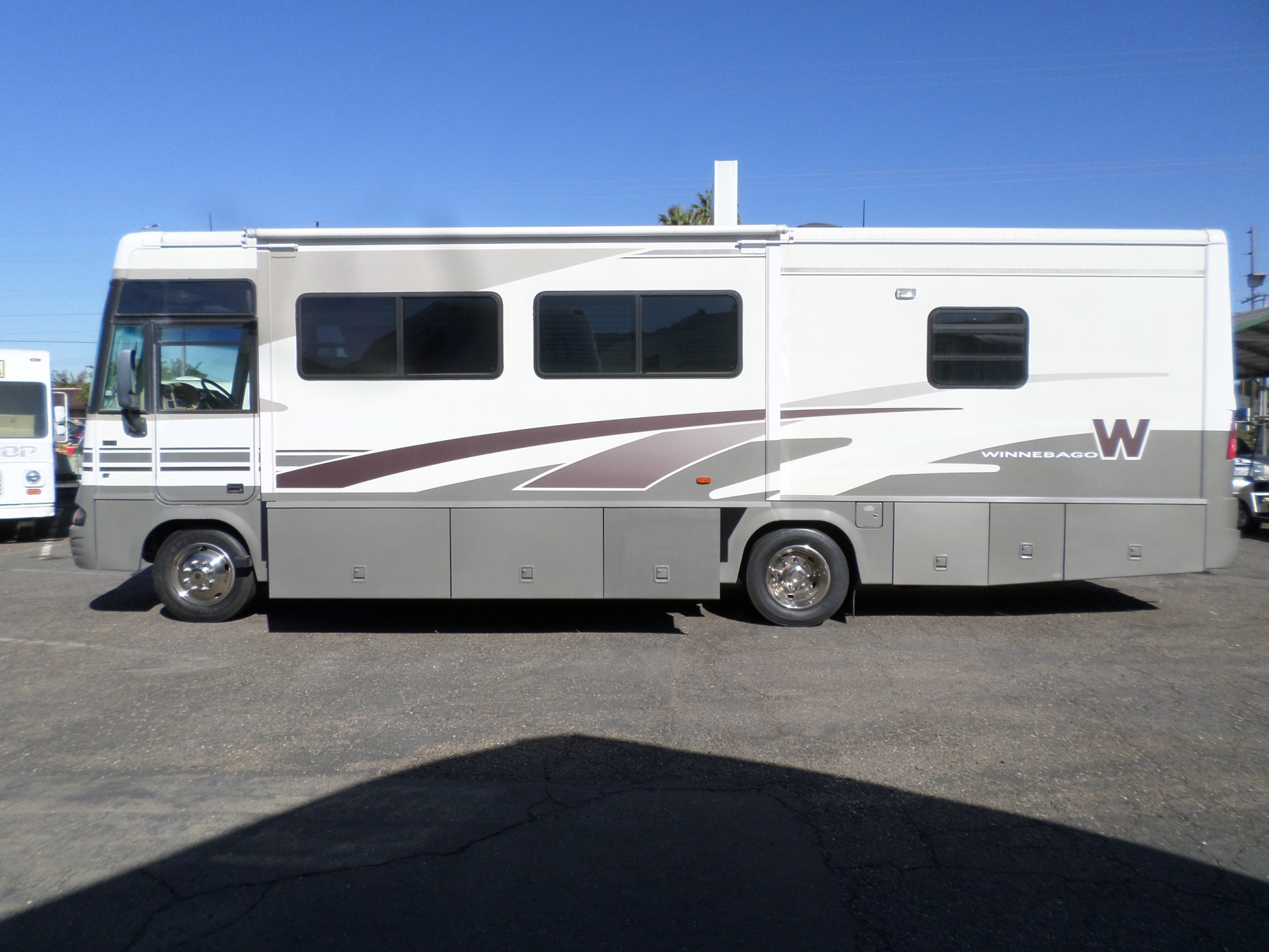 2003 Winnebago Adventurer Class A Motorhome