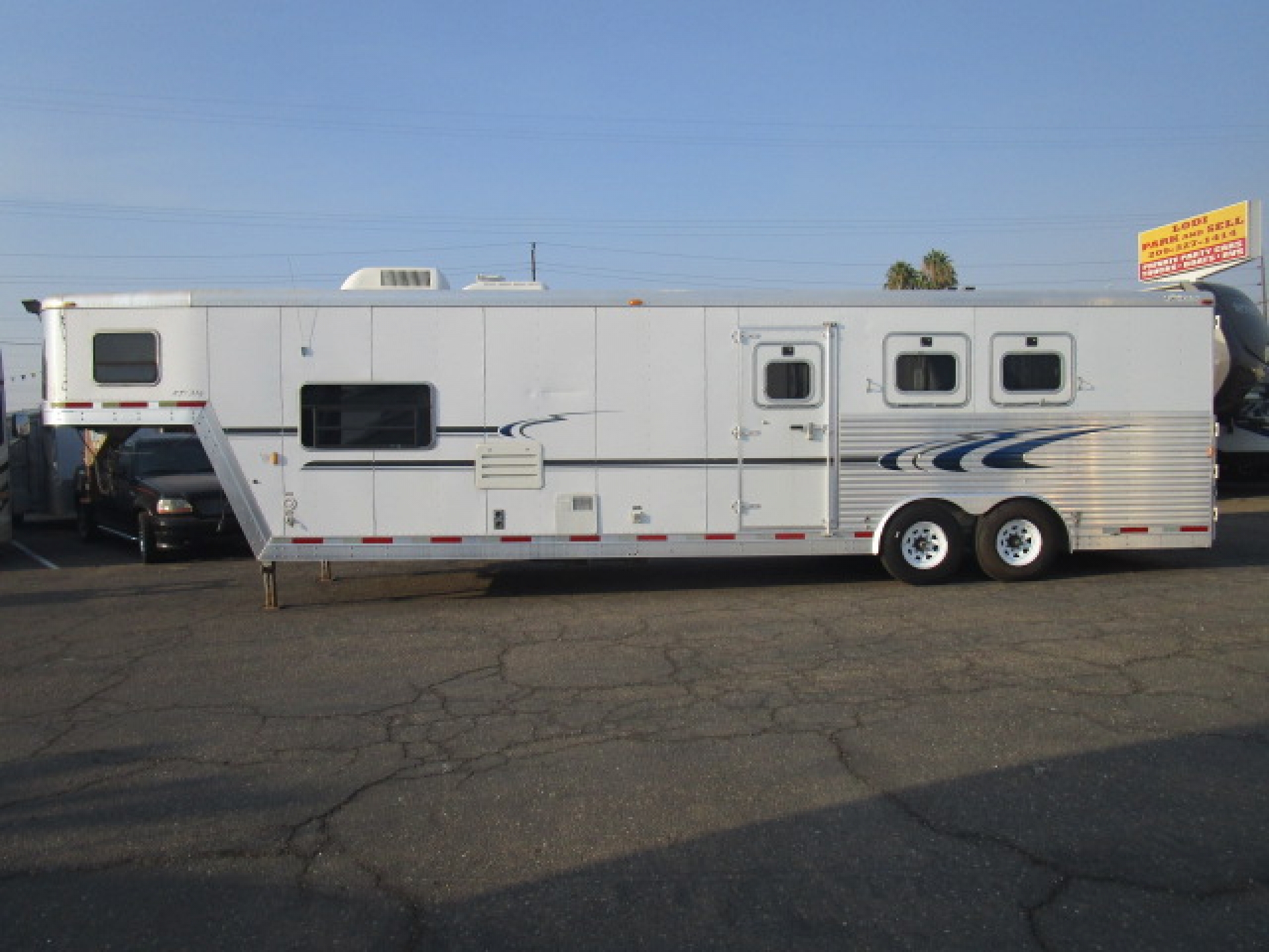 2004 Exiss 3 Horse Trailer and Live In XT314 Gooseneck