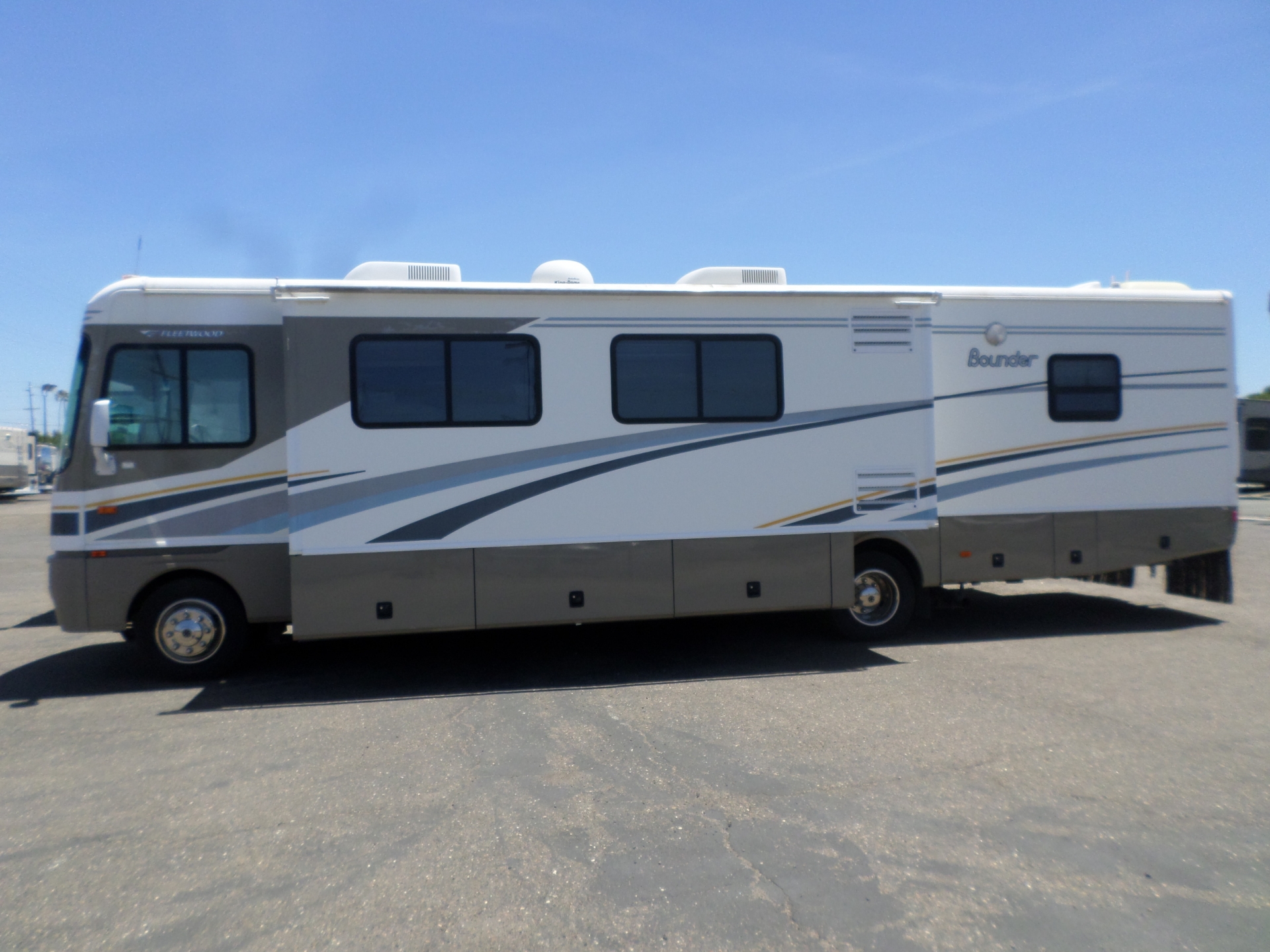2004 Fleetwood Bounder 35E Motor Home