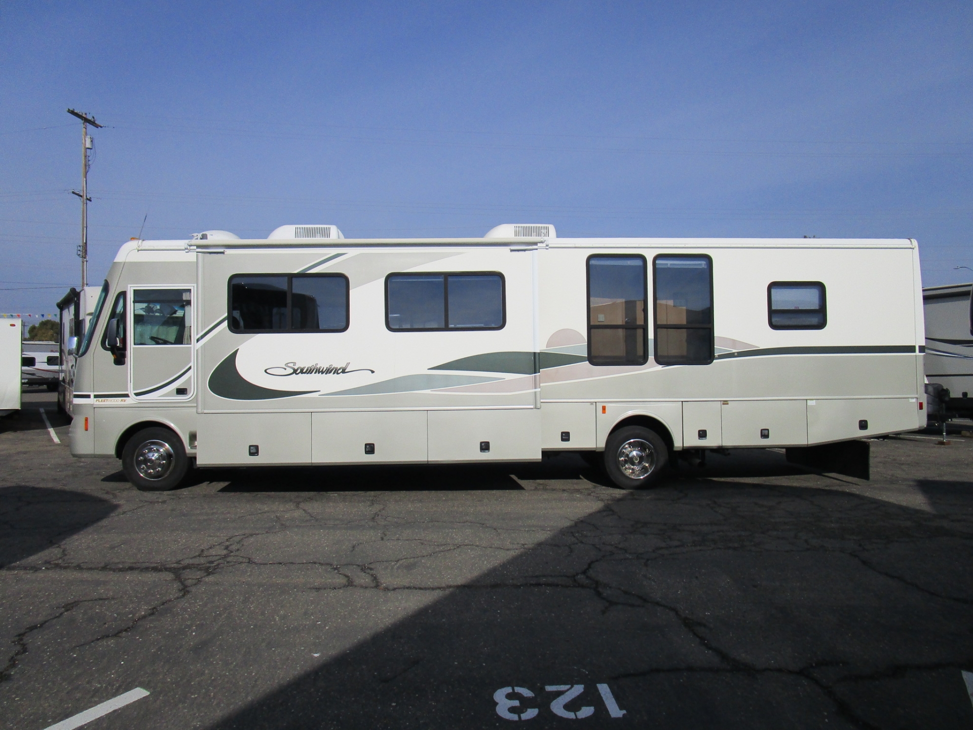 2004 Fleetwood Southwind Workhorse Class A Motorhome