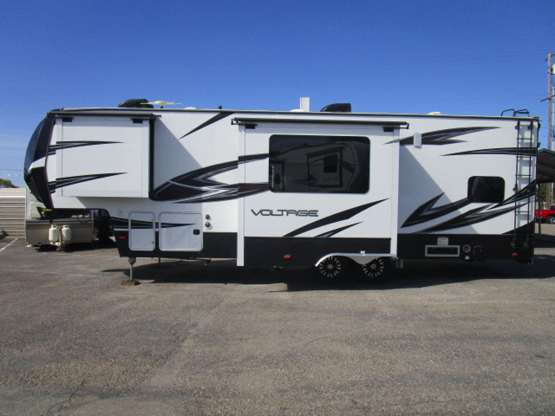 RV for sale 2017 Dutchman 5th Wheel Voltage 3005 Toy Hauler 35' in