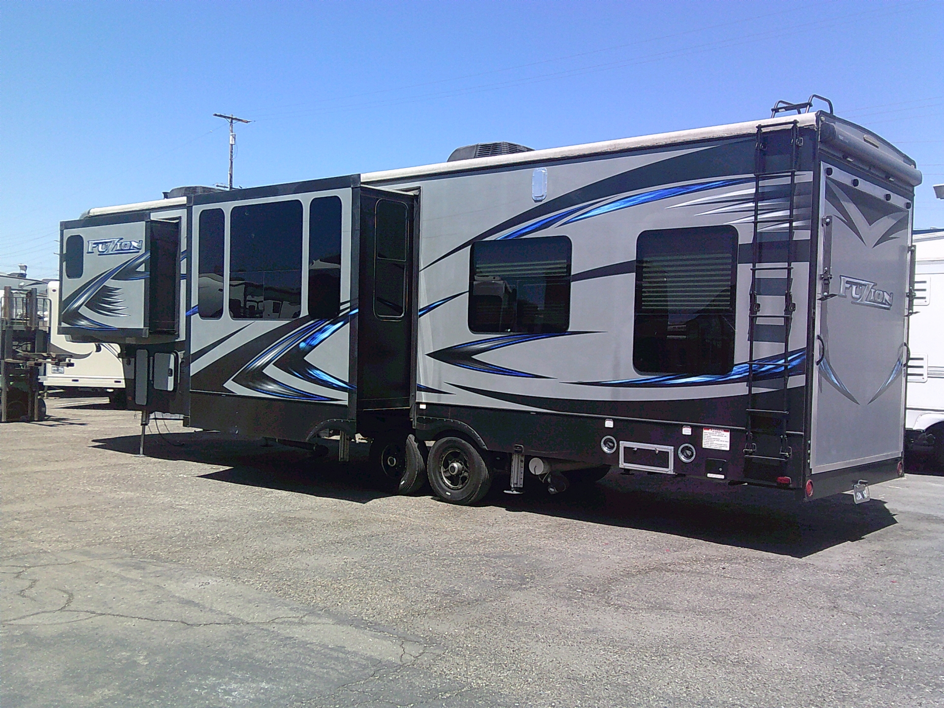 2017 Keystone 5th wheel Fuzion Toy Hauler