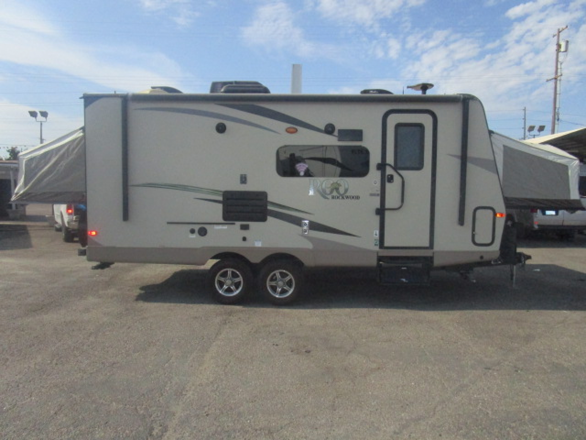 2017 Rockwood Travel Trailer Roo Hybrid 21SS