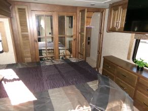 2015 Keystone Alpine 3535RE Photo 4