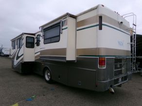 2002 Fleetwood 37U Discovery Class-A Pusher Photo 2