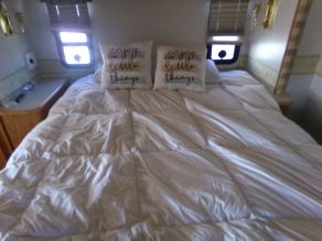 2003 Winnebago Class-A W22 Adventurer Motor Home Photo 6