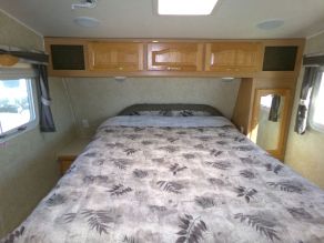 2004 Forest River Wildcat  5th Wheel Trailer Photo 5