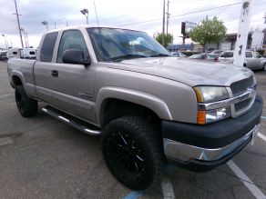 2004 Chevrolet Extended Cab LS 2500 4X4 Long Bed Diesel Photo 2