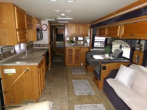 2004 Fleetwood Class-A Bounder diesel pusher Photo 3