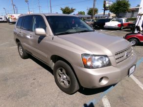 2004 Toyota Highlander FWD Photo 2