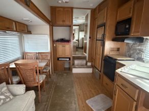 2005 Fleetwood Prowler AX6 Regal 5th Wheel Trailer Photo 2