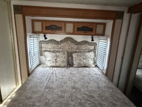 2005 Fleetwood Prowler AX6 Regal 5th Wheel Trailer Photo 5