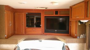 2007 Bigfoot Class-C Motorhome MH27DSL Photo 5