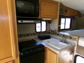 2007 Lance 951 Cab Over Camper Photo 4