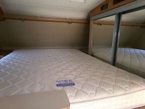 2007 Lance 951 Cab Over Camper Photo 6