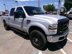 2008 Ford F-250 XLT 4X4 Crew Cab Short Bed Photo 2