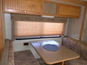 2008 Winnebago Chalet Class-C Photo 5