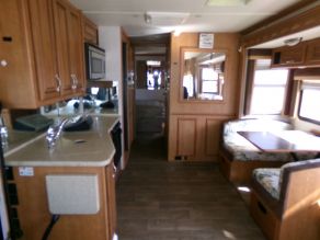 2011 Fleetwood Southwind 32V Class-A Photo 3