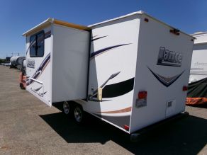 2011 Lance 1685 Travel Trailer Photo 2