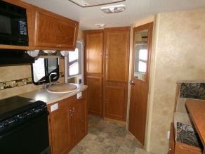 2011 Lance 1685 Travel Trailer Photo 4