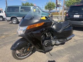 2011 Victory Vision 8 Ball Touring Cruiser Motorcycle Photo 2