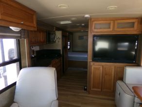 2013 Winnebago Sunova Photo 5