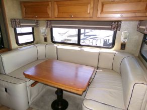 2013 Winnebago Sunova Photo 6