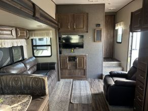 2016 Keystone Cougar X-Lite 5th Wheel Photo 2