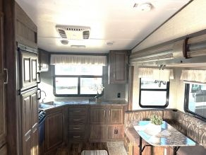 2016 Keystone Cougar X-Lite 5th Wheel Photo 3