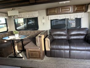 2016 Keystone Cougar X-Lite 5th Wheel Photo 4