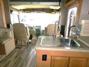 2016 Winnebago Vista LX Class A Motorhome Photo 3