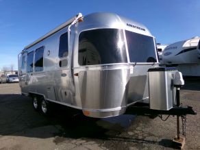 2017 Airstream 23FB Flying Cloud Travel Trailer Photo 2