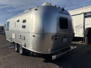 2017 Airstream 23FB Flying Cloud Travel Trailer Photo 3