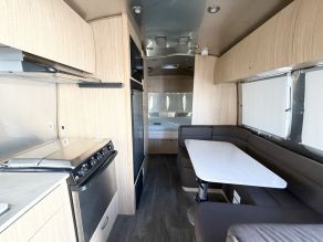 2017 Airstream 23FB Flying Cloud Travel Trailer Photo 4