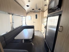 2017 Airstream 23FB Flying Cloud Travel Trailer Photo 5