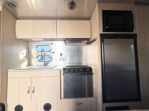 2017 Airstream 23FB Flying Cloud Travel Trailer Photo 6