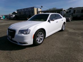 2017 Chrysler 300 C Sedan Photo 2