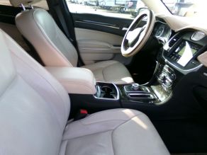 2017 Chrysler 300 C Sedan Photo 4