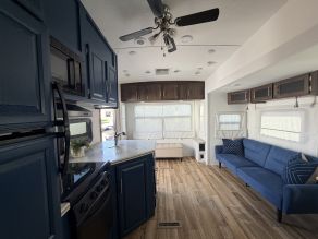 2017 Forest River Flagstaff Super Lite 5th Wheel Photo 4