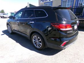 2017 Hyundai Santa Fe SE Photo 3
