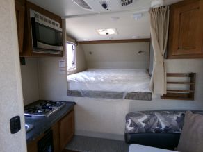 2017 Lance 650 Cabover Camper Photo 4