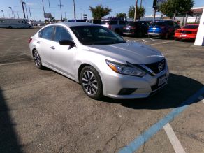 2017 Nissan Altima SV Photo 2